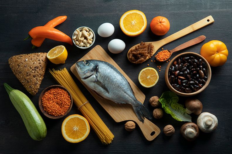 un pescado rodeado de condimentos listo para ser cocinado